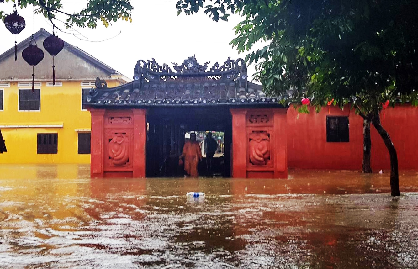 Chua cau Hoi An giua bien nuoc hinh anh