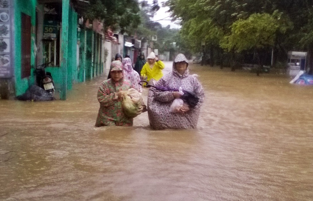 Trung tam TP Hue ngap sau sau bao so 12 hinh anh