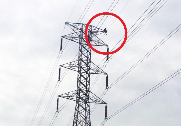 'Nguoi nhen' 27 tuoi ngoi tren tru dien cao the nhieu gio hinh anh