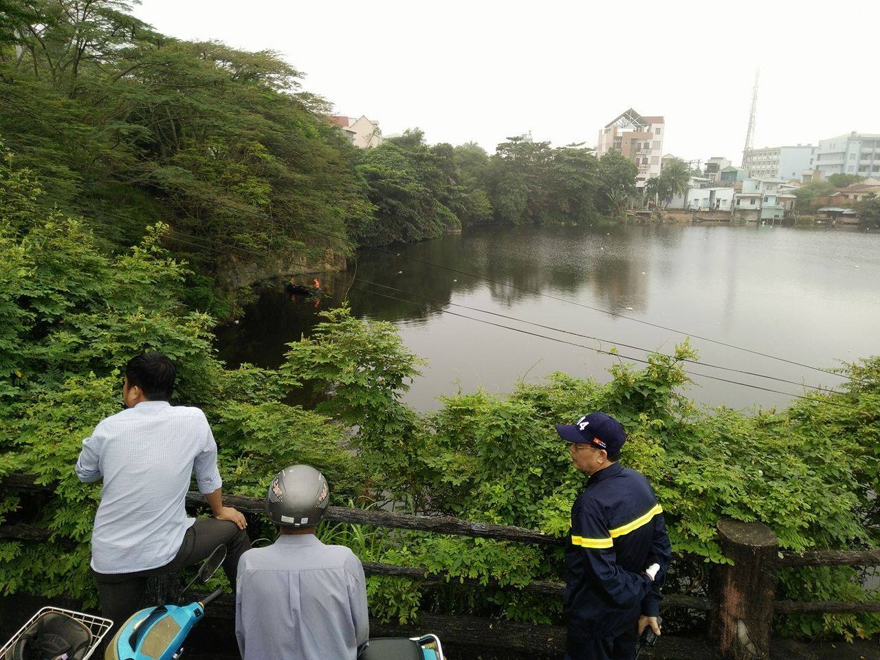 nhảy xuống hồ sau cuộc cự cãi với bạn trai ảnh 1 nhay xuong ho sau cuoc cu cai voi ban trai anh 1