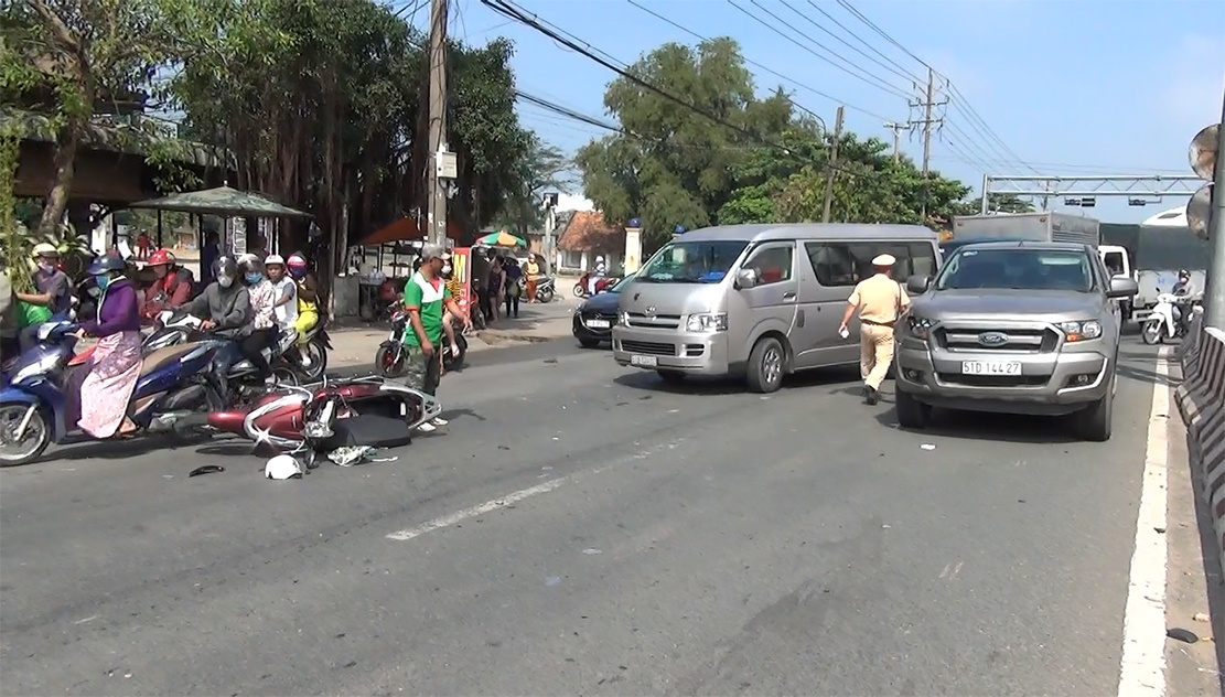 hai me con bi oto huc vang anh 2