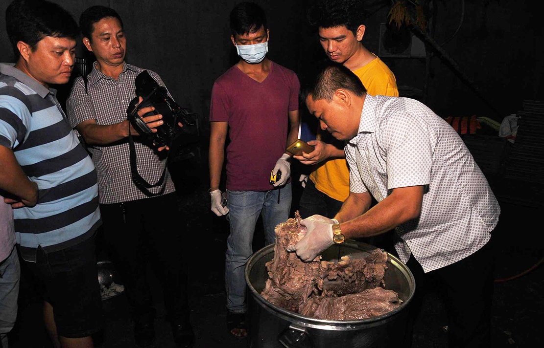 Canh sat no sung khong che nhom nau cao con ho nang 230 kg hinh anh