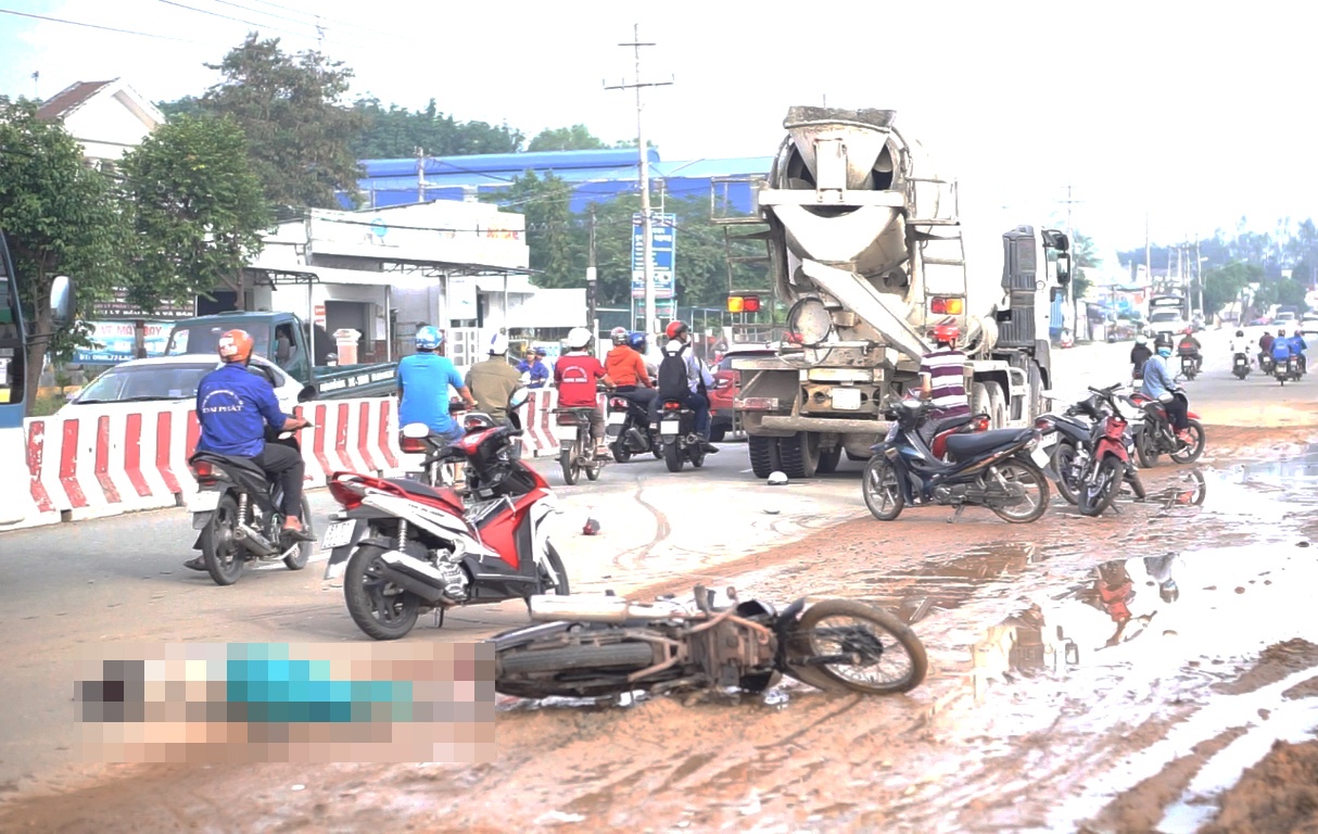 Lai xe may tranh vung nuoc, co gai bi oto bon can tu vong hinh anh