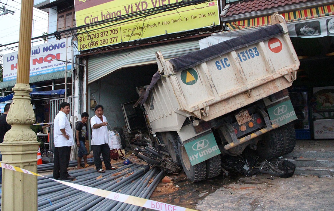 Xe tai mat phanh tong vao cua hang, 3 nguoi bi thuong hinh anh