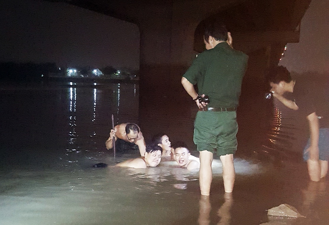 đạn pháo dưới chân cầu ảnh 1 dan phao duoi chan cau anh 1