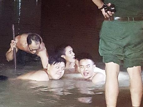 Phat hien hai qua dan phao duoi chan cau o Dong Nai hinh anh