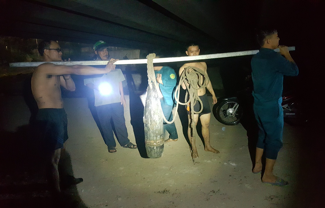 đạn pháo dưới chân cầu ảnh 2 dan phao duoi chan cau anh 2