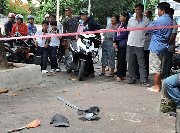 Nguoi dan ong 38 tuoi bi chem guc giua duong hinh anh