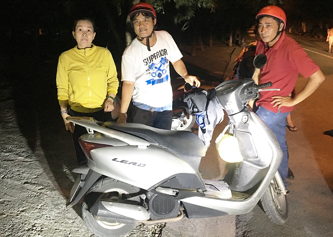 Nan nhan mat xe ke lai viec phoi hop voi 'hiep si' lung ke tong tien hinh anh