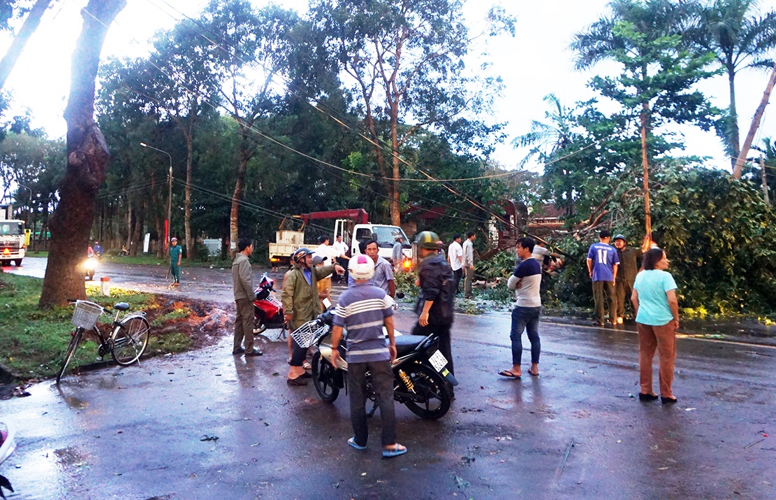 Co thu bat goc de len oto trong mua lon, 2 vo chong thoat chet hinh anh