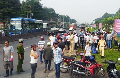 2 mẹ con bị xe tải cán tử vong ảnh 1 2 me con bi xe tai can tu vong anh 1