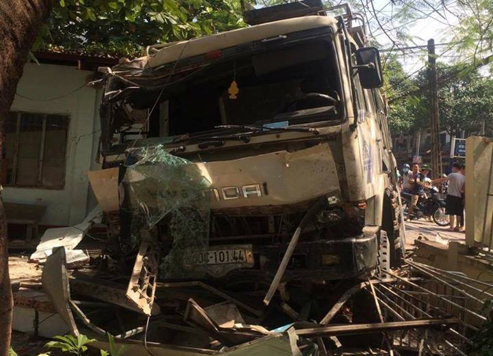 xe tải đâm trường học ảnh 2 xe tai dam truong hoc anh 2