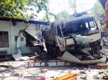 Xe tai mat thang giua pho, tai xe nhanh tri danh lai tranh nhieu nguoi hinh anh