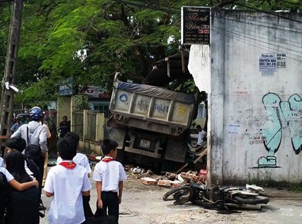 xe tải đâm trường học ảnh 1 xe tai dam truong hoc anh 1