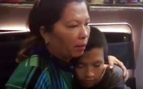 Nguoi me bat khoc khi ‘hiep si’ tim thay con trai mat tich hinh anh