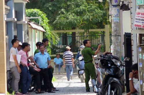 Dung thuoc doc giet cho roi dot nhap nha dan bat coc tre em hinh anh