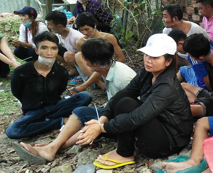 Canh sat vay bat 7 phu nu dang sat phat voi 17 dan ong o song bac hinh anh