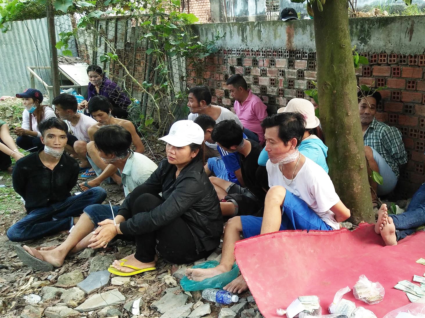 bắt phụ nữ đánh bạc ảnh 1 bat phu nu danh bac anh 1