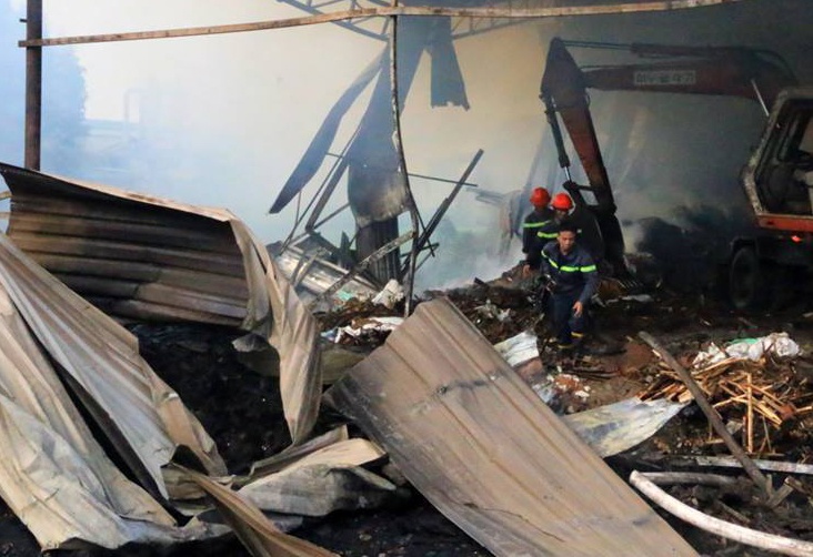 Hai cong nhan thiet mang trong dam chay o cong ty go hinh anh