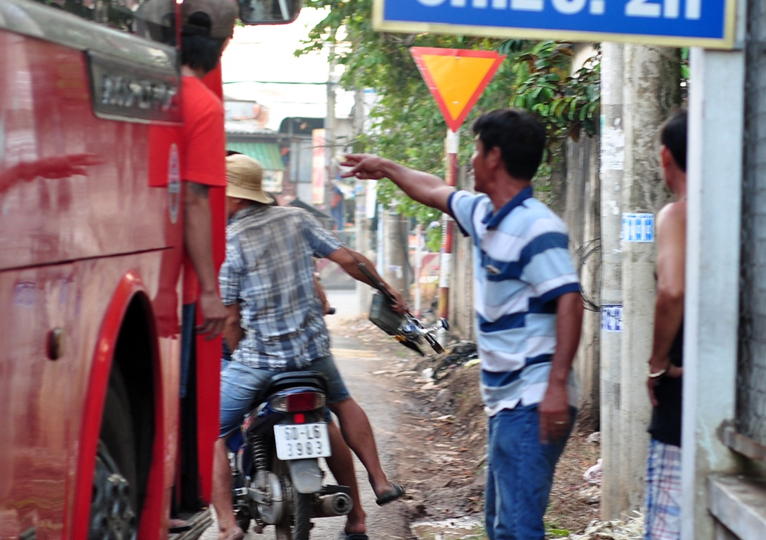 Cang thang giua nguoi dan va tai xe lai xe ne BOT Bien Hoa hinh anh