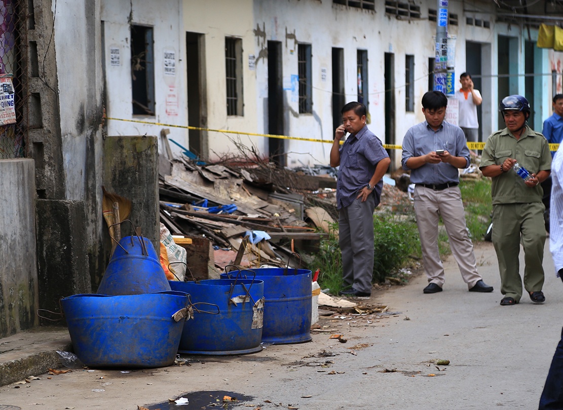 Nguoi gom rac ke luc nhat duoc ba lo chua dau nguoi hinh anh