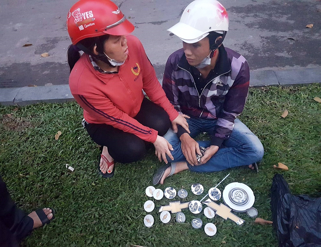 vợ chồng trộm logo xe ảnh 1 vo chong trom logo xe anh 1