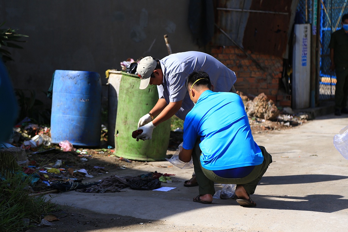 Tim thay nhieu phan thi the nan nhan nghi bi vo bo thung rac hinh anh