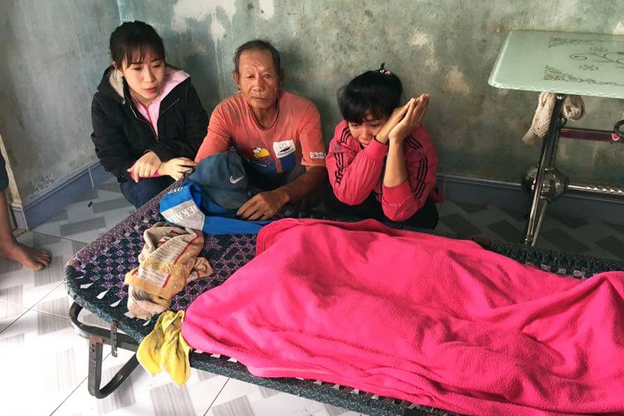 Ba tre em chet duoi duoi ao nuoc sau nha hinh anh