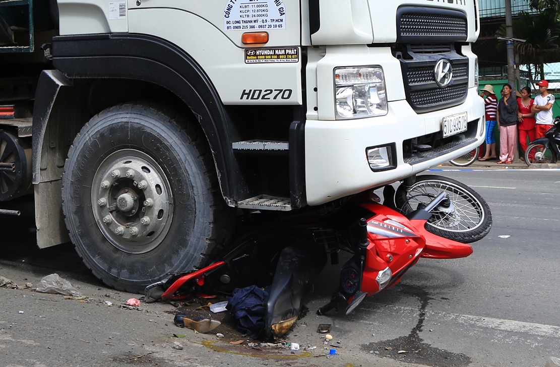 Co gai di xe may bi oto tai cuon vao gam hinh anh