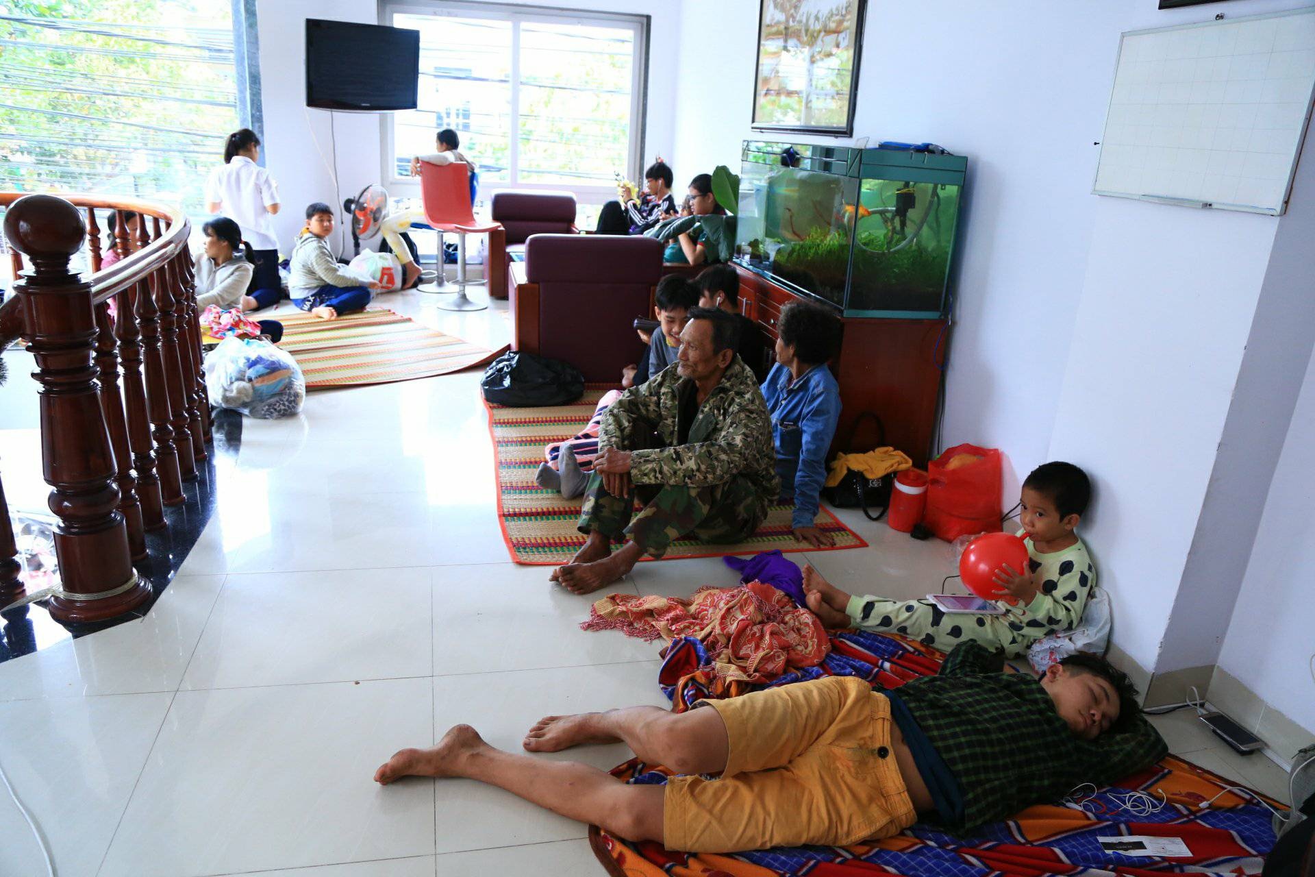 moi dan vao khach san tranh bao anh 2