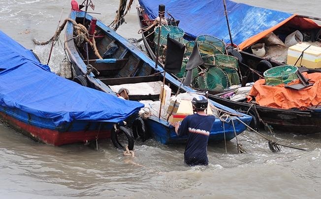Vung Tau cuong che, dua nguoi dan khoi vung nguy hiem cua bao so 16 hinh anh
