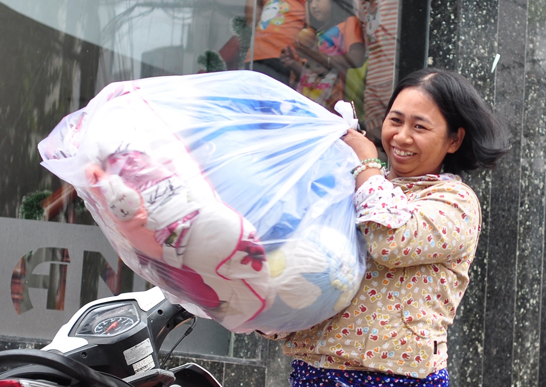 Nguoi dan duoc moi vao khach san o Vung Tau tranh bao hinh anh