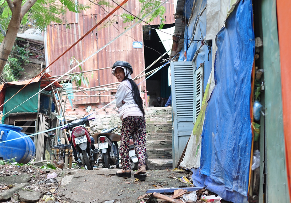 moi dan vao khach san tranh bao anh 1