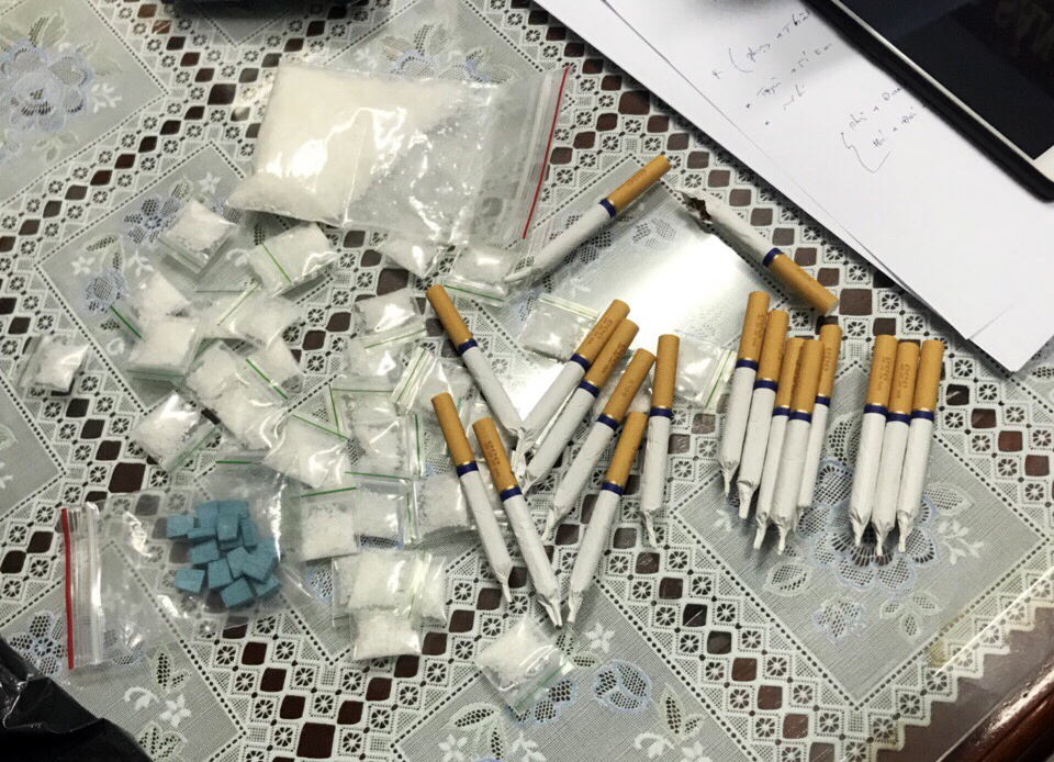 cảnh sát đột nhập quán bar ảnh 2 canh sat dot nhap quan bar anh 2