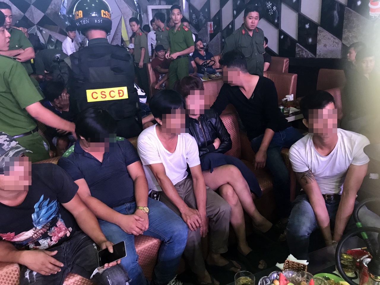 cảnh sát đột nhập quán bar ảnh 1 canh sat dot nhap quan bar anh 1