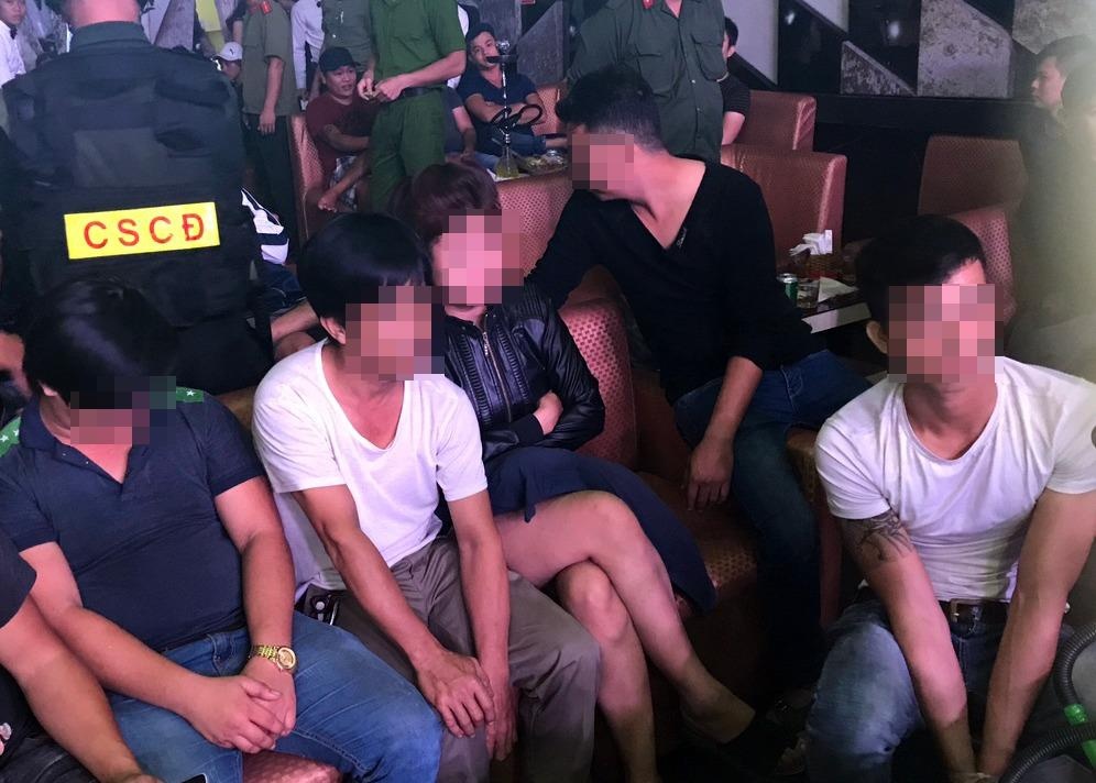 Ca tram nguoi tim cach thoat than khi canh sat ap vao quan bar hinh anh