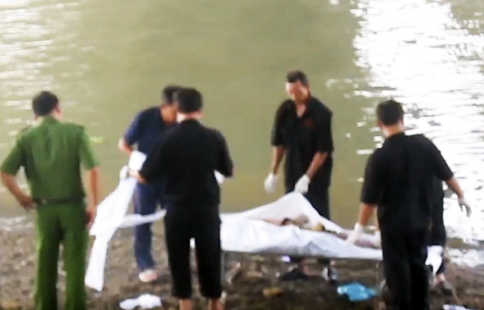 Roi xuong song tu vong khi bi 2 nguoi doi no don len cau hinh anh