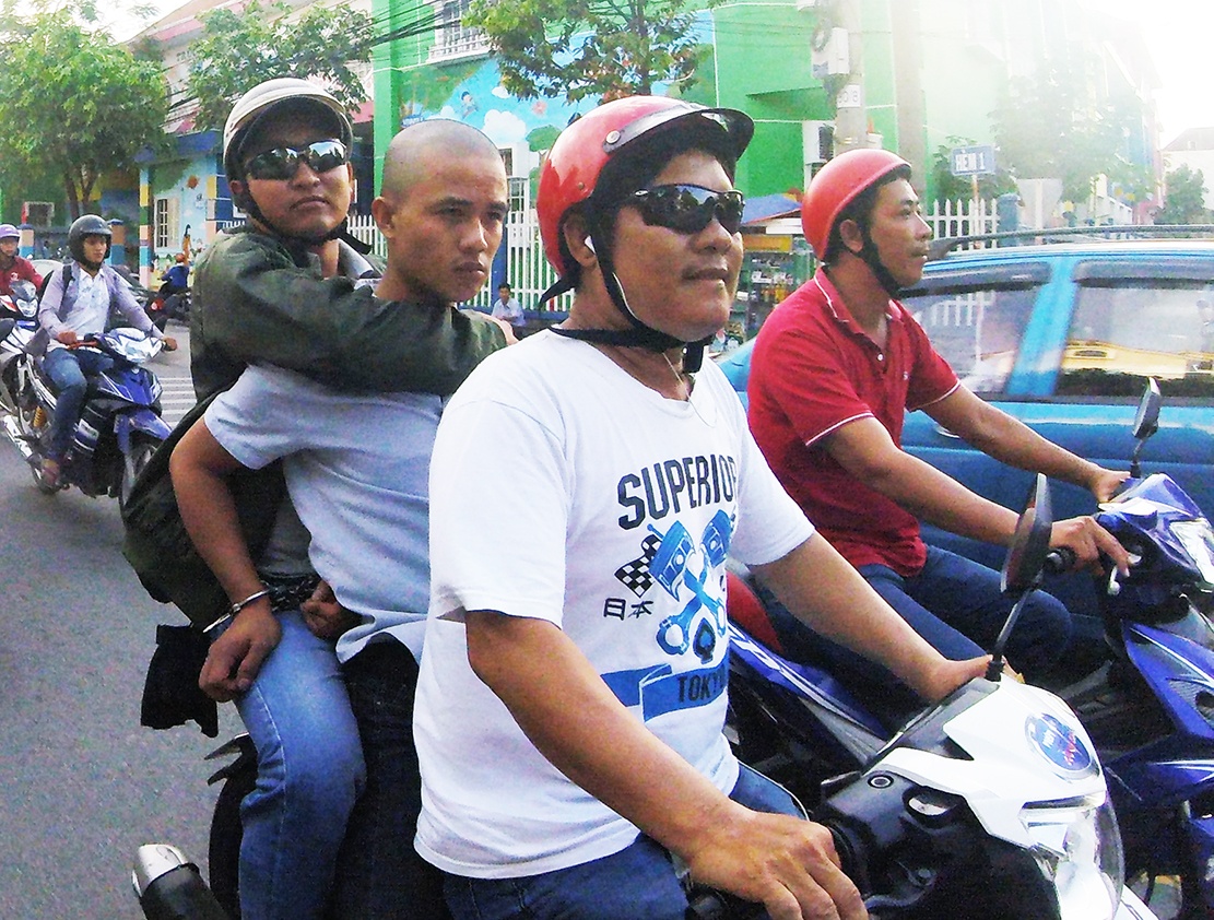 'Hiep si' vay bat nghi can chiem doat tai san nguoi dan tren pho hinh anh