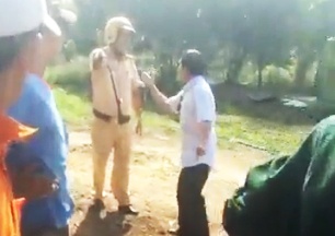 Lam ro vu canh sat giao thong bi tai xe to truy duoi, dap be kinh oto hinh anh