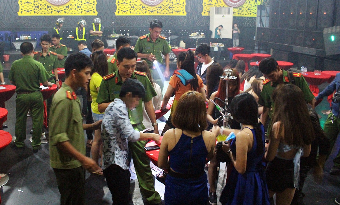 Dot kich quan bar anh 1