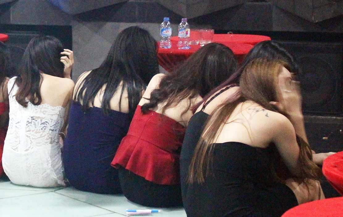 Khach choi nhon nhao chay khi canh sat xuat hien o quan bar hinh anh