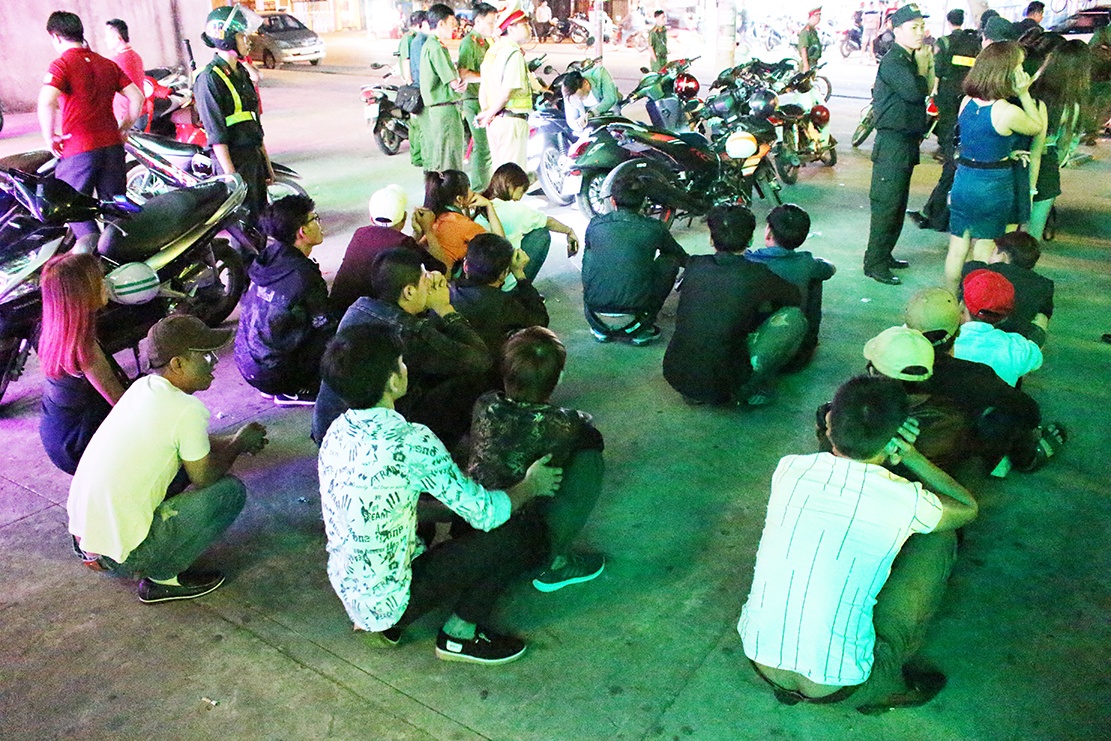 Dot kich quan bar anh 2