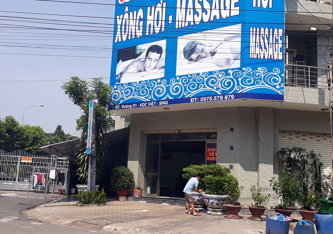 Cầm dao xông vào cơ sở massage ảnh 1 Cam dao xong vao co so massage anh 1