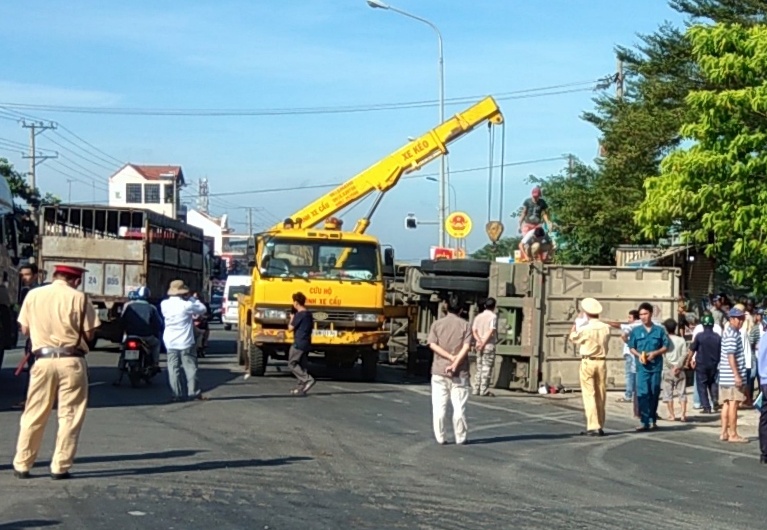 Dung xe cau nang thung container dua thi the nan nhan ra ngoai hinh anh