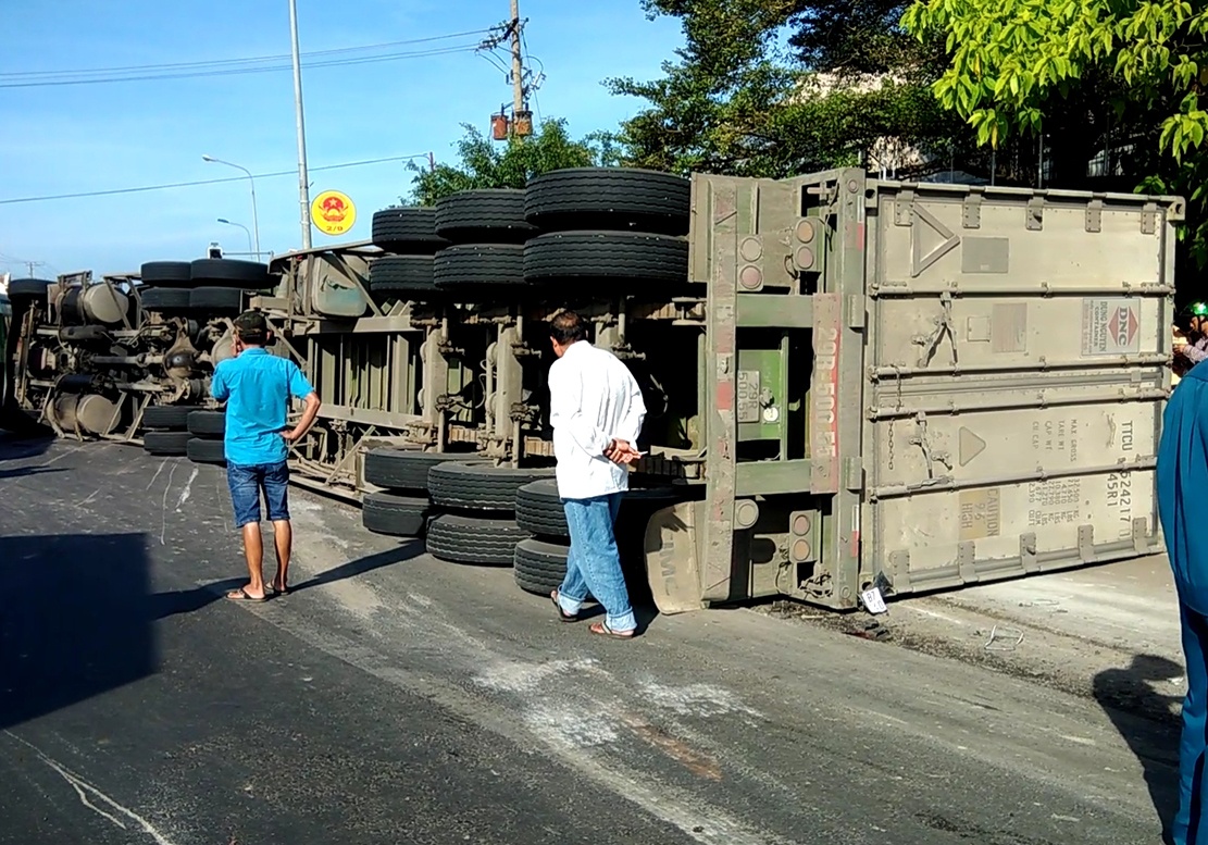 Xe dau keo container lat de chet nguoi di xe may hinh anh