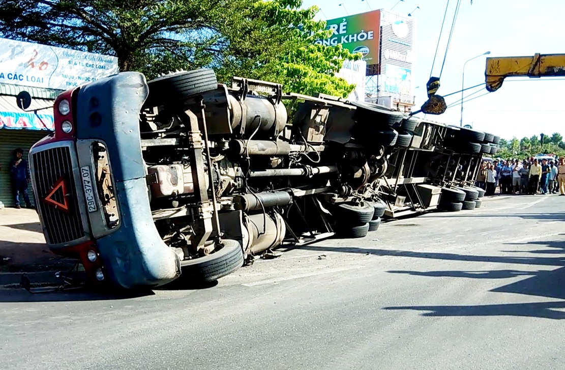 xe container lật đè chết người ảnh 1 xe container lat de chet nguoi anh 1