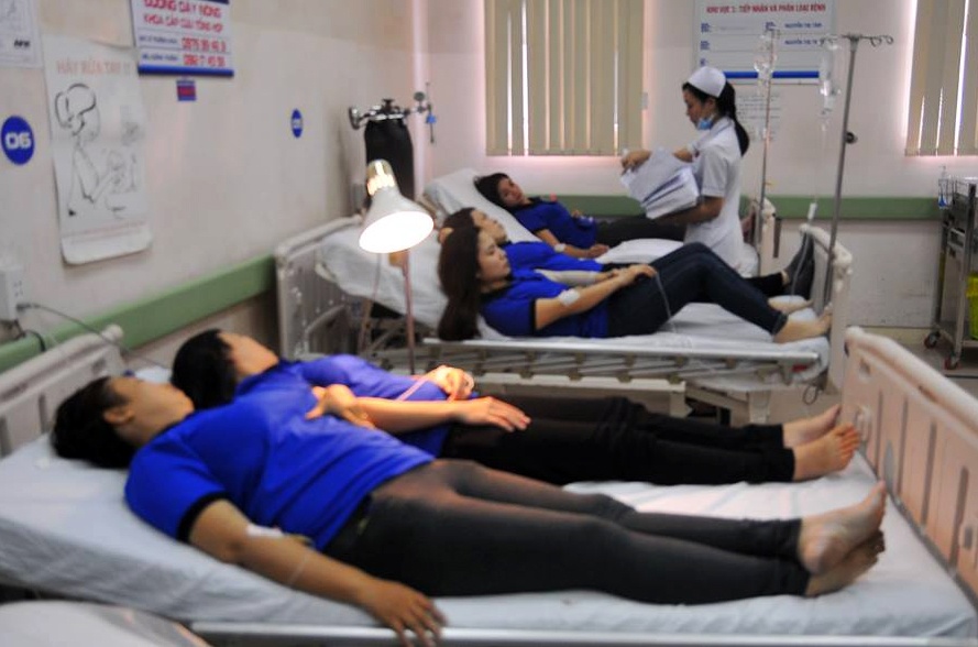 Hang chuc cong nhan nhap vien cap cuu sau bua com chay hinh anh