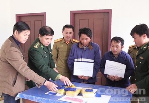 Hai nguoi nuoc ngoai van chuyen 18.000 vien ma tuy hinh anh
