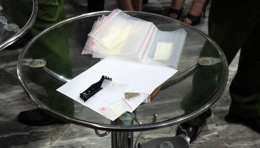 choi ma tuy trong quan bar anh 1