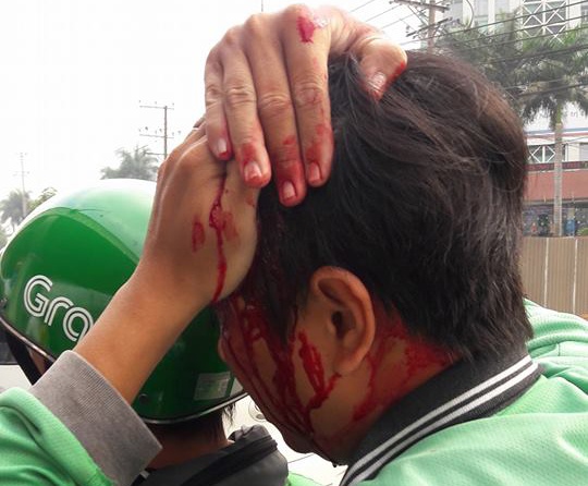 Tai xe GrabBike bi nhom nguoi lai xe om danh chay mau dau hinh anh